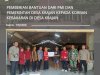 Pemberian bantuan dari PMI Kabupaten Klaten dan Pemerintah Desa Krajan kepada korban kebakaran di Desa Krajan