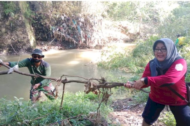 Kegiatan gotong royong bersih sungai Kalikuning  Desa Ngemplak. Kecamatan Kalikotes