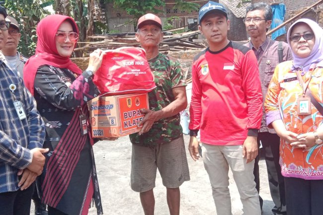 Pemberian Bantuan Kepada Korban Kebakaran di Desa Krajan