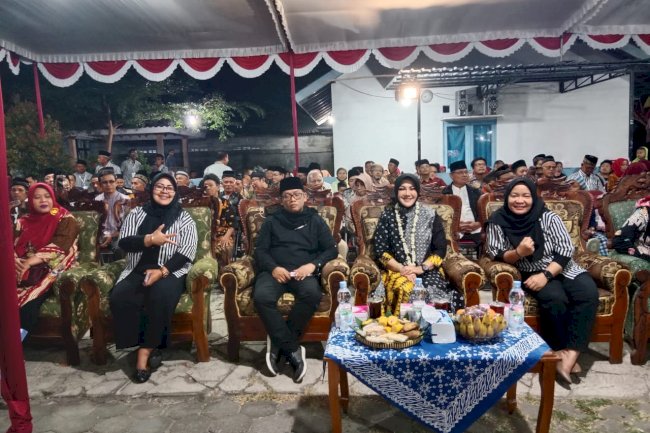 Pagelaran Wayang Kulit di halaman Gedung Taruna Bakti Desa Tambongwetan Kecamatan Kalikotes
