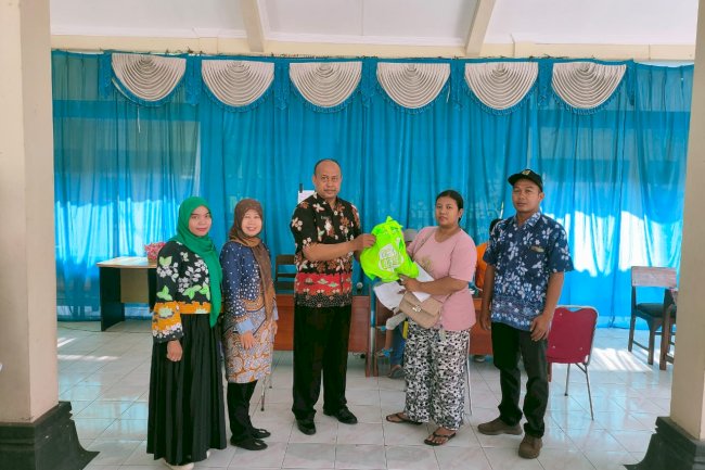 Pembagian Daging Ayam dan Telur di Kecamatan Kalikotes