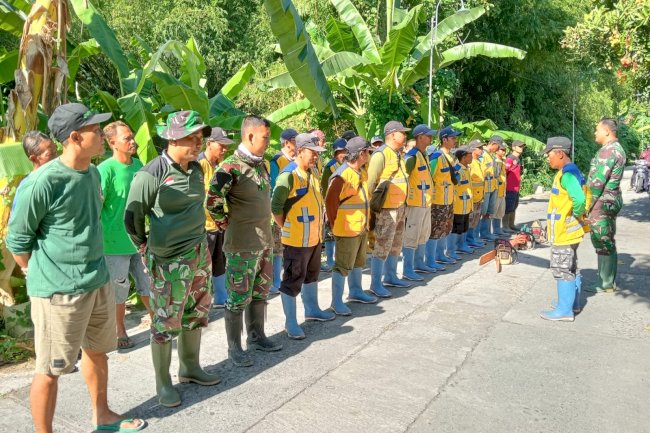 Gotong Royong Pembersihan Aliran Sungai