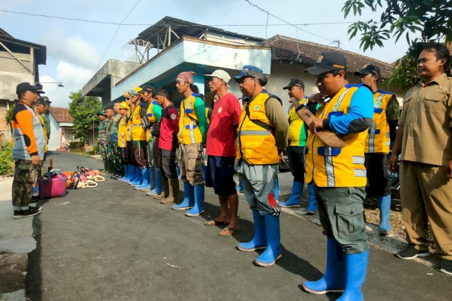 Gotong Royong Bersih Sungai Di Desa Kalikotes