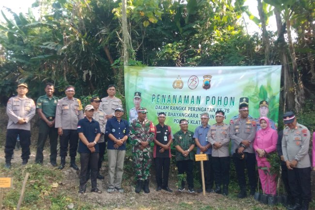 Penanaman Pohon Penghijauan oleh Polres Klaten dalam rangka Hari Bhayangkara