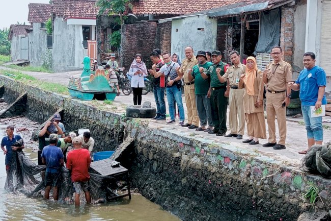 Penimbangan dan Penebaran Ikan Untuk Persiapan Acara Festival Memet Ikan