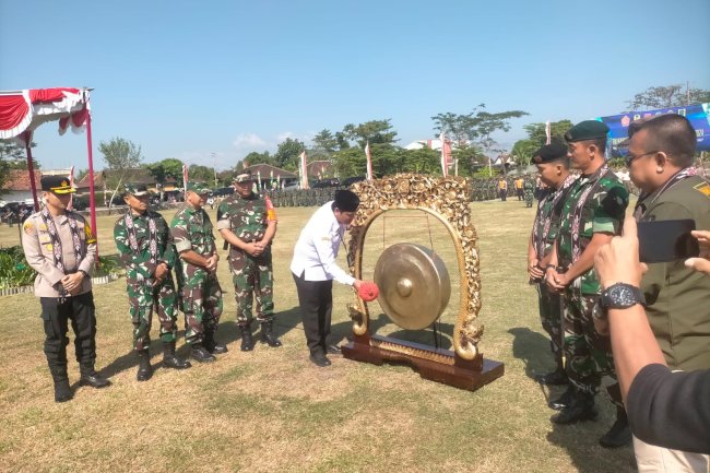 Upacara Pembukaan TMMD Reguler 121 Desa Tambongwetan, Kecamatan Kalikotes.