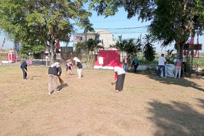 Gerakan Jumat Bersih di Kecamatan Kalikotes