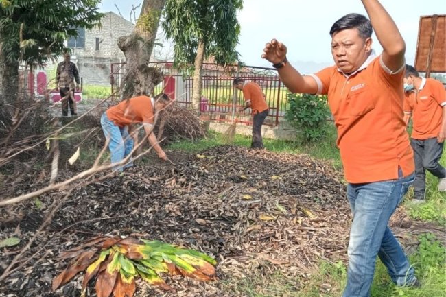 Aksi Bersih Lingkungan Kantor Kecamatan Kalikotes