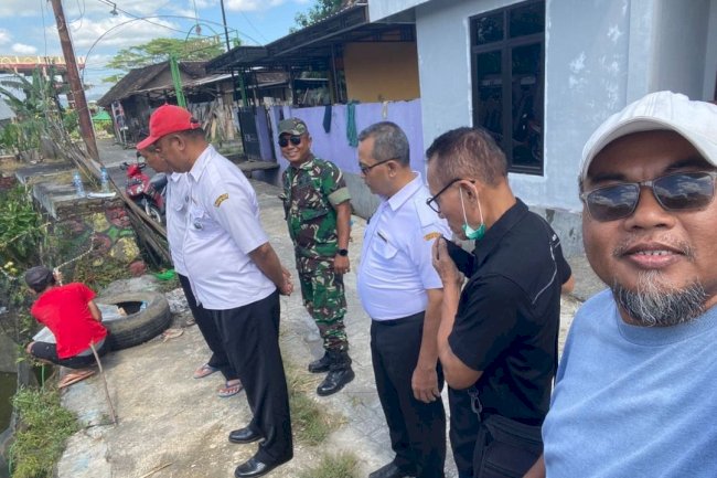 Kegiatan penimbangan dan penebaran ikan dalam rangka persiapan acara Festival Memet Ikan