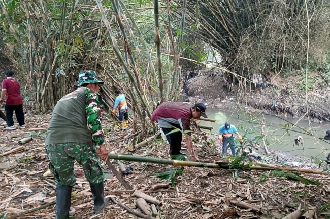 Aksi Bersih Sungai di Lingkungan Buper Tirta Mulya