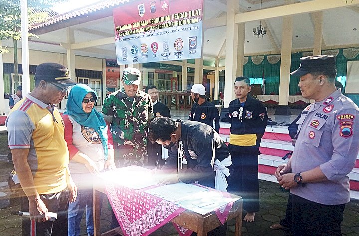 Ciptakan Kondusifitas Jelang Pesta Demokrasi, Forkopimcam Kalikotes Gelar Olahraga Bersama Perguruan Pencak Silat