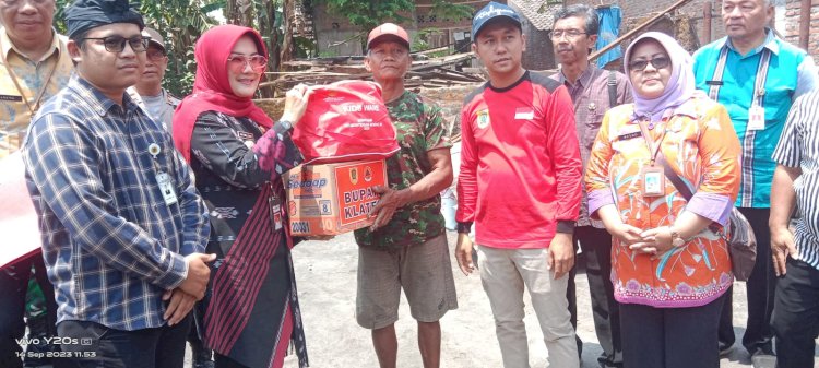 Pemberian Bantuan Kepada Korban Kebakaran di Desa Krajan