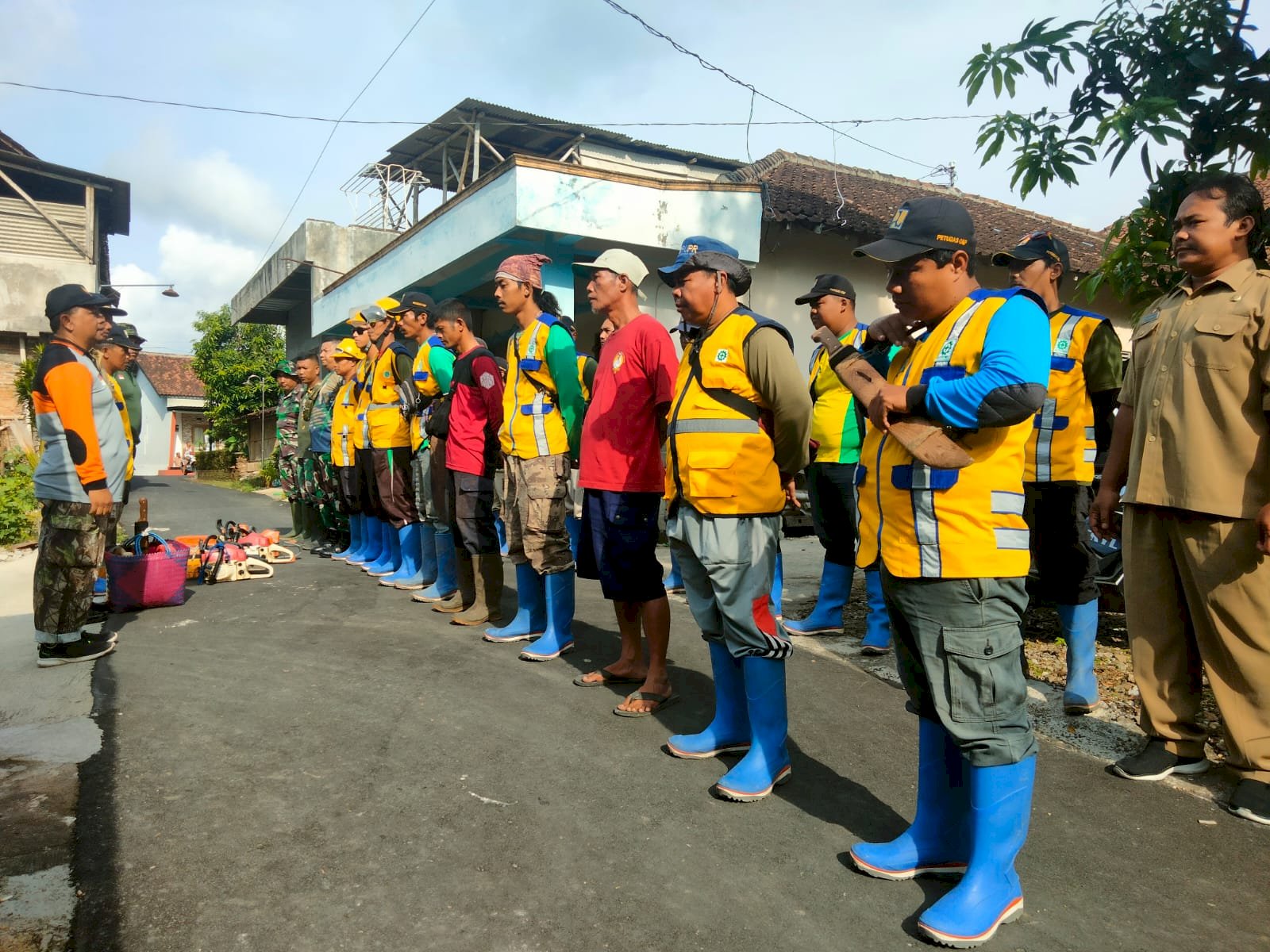 Gotong Royong Bersih Sungai Di Desa Kalikotes