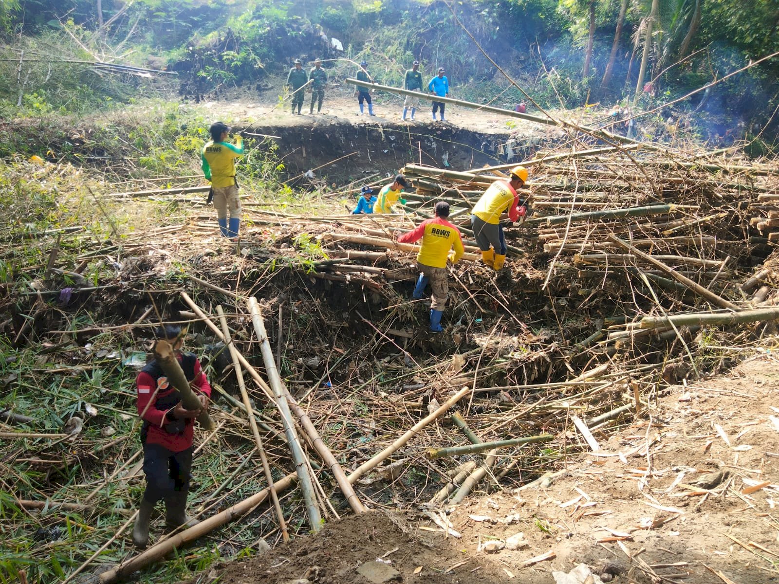 Gotong Royong Bersih Sungai Di Desa Kalikotes