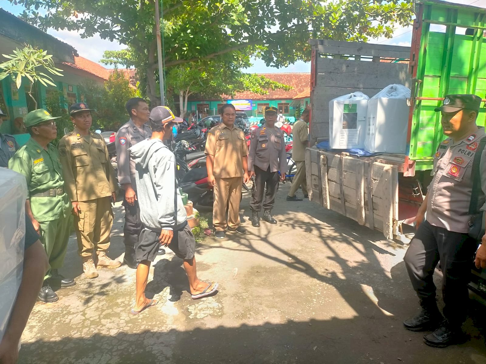 Distribusi Logistik Pemilu ke Desa-Desa Kecamatan kalikotes