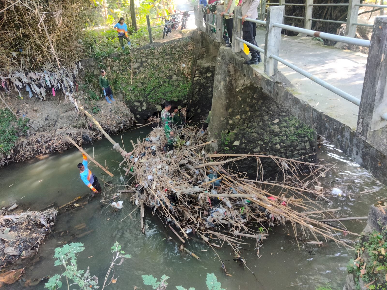 Pembersihan Daerah Aliran Sungai di Kecamatan Kalikotes