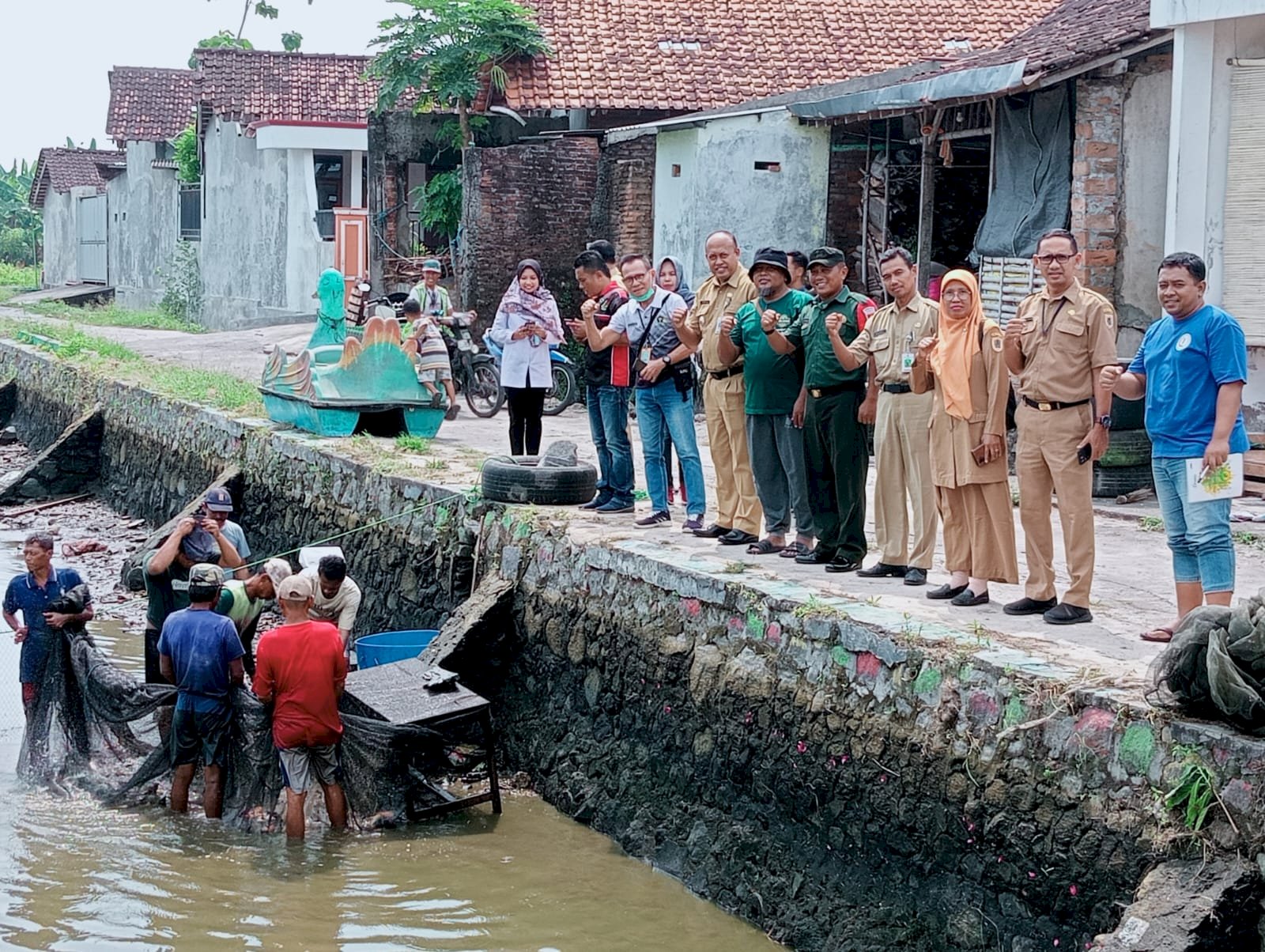 Penimbangan dan Penebaran Ikan Untuk Persiapan Acara Festival Memet Ikan