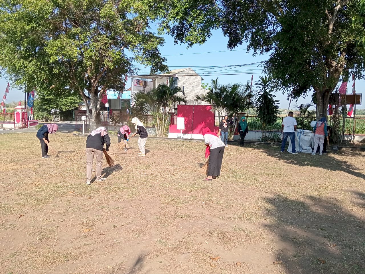 Gerakan Jumat Bersih di Kecamatan Kalikotes