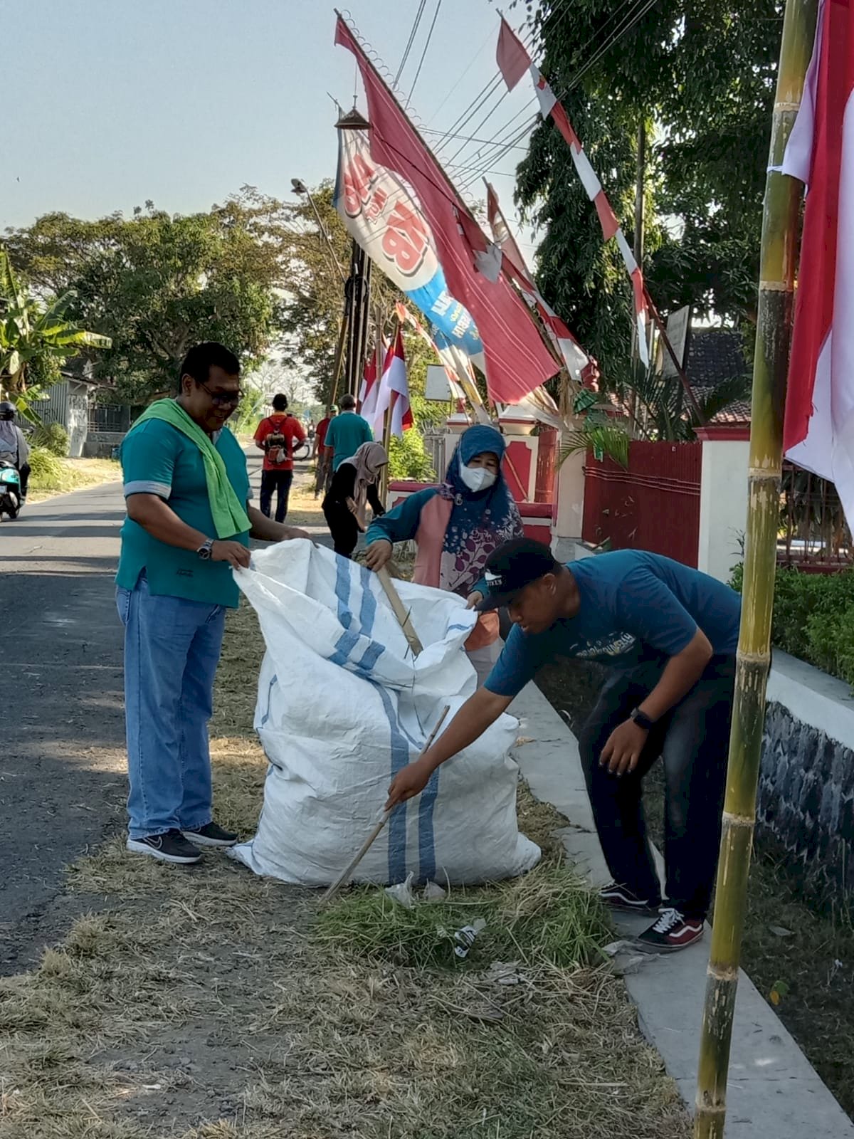 Gerakan Jumat Bersih di Kecamatan Kalikotes