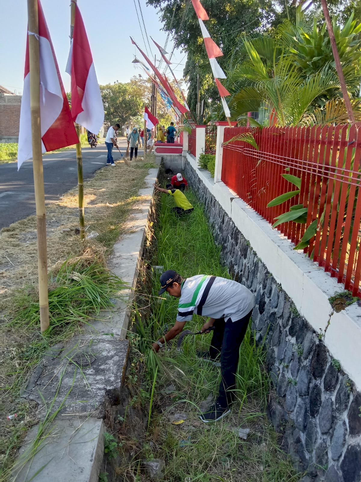 Gerakan Jumat Bersih di Kecamatan Kalikotes