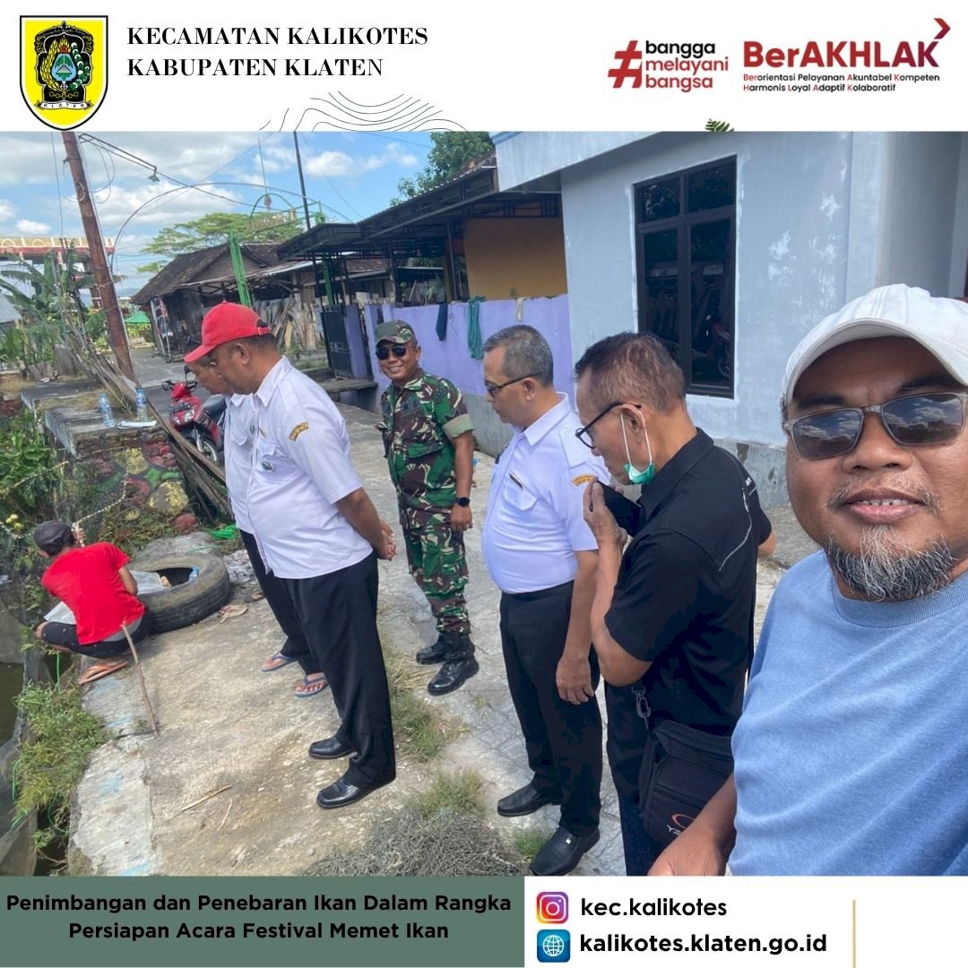 Kegiatan penimbangan dan penebaran ikan dalam rangka persiapan acara Festival Memet Ikan