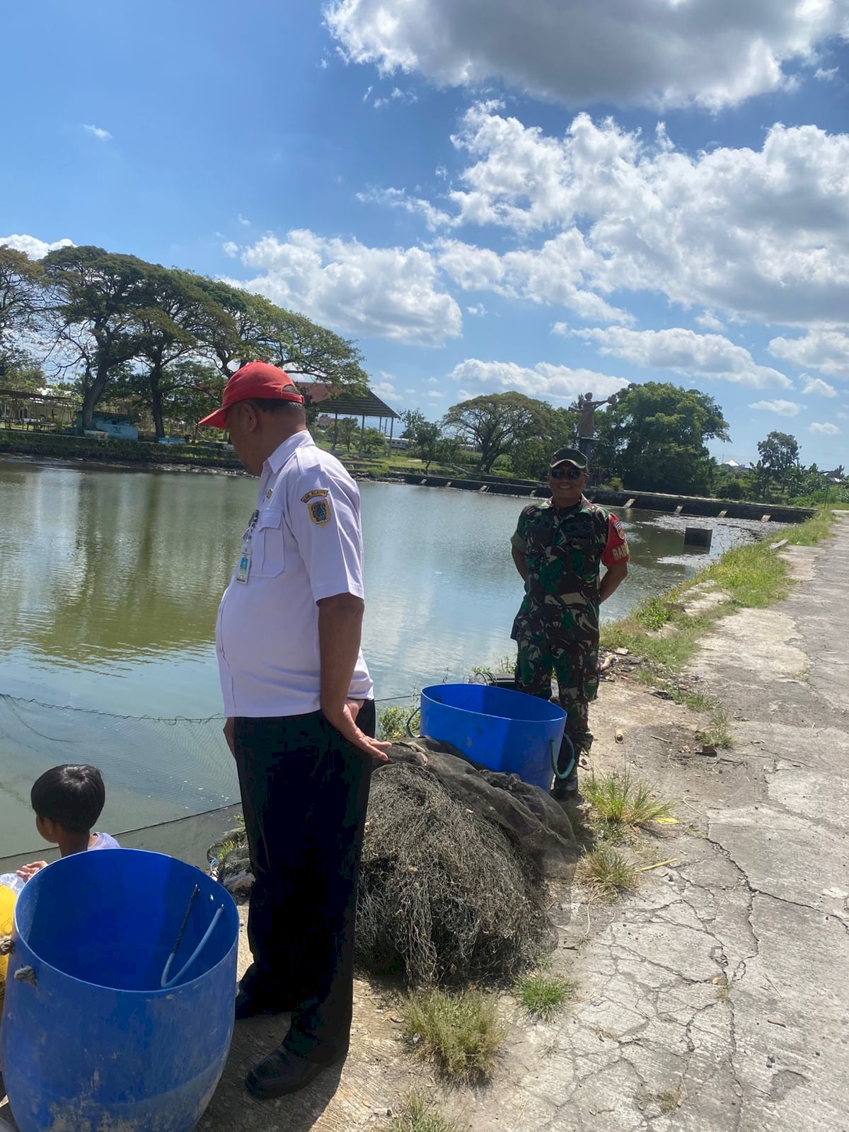 Kegiatan penimbangan dan penebaran ikan dalam rangka persiapan acara Festival Memet Ikan