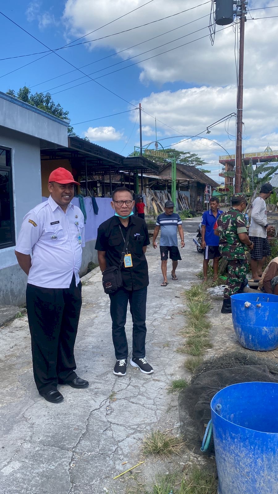 Kegiatan penimbangan dan penebaran ikan dalam rangka persiapan acara Festival Memet Ikan