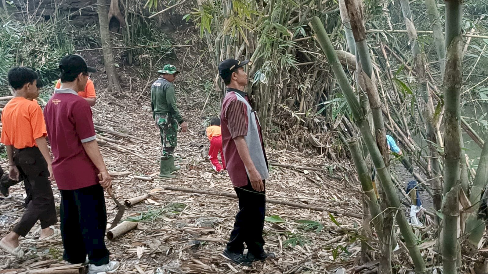 Aksi Bersih Sungai di Lingkungan Buper Tirta Mulya