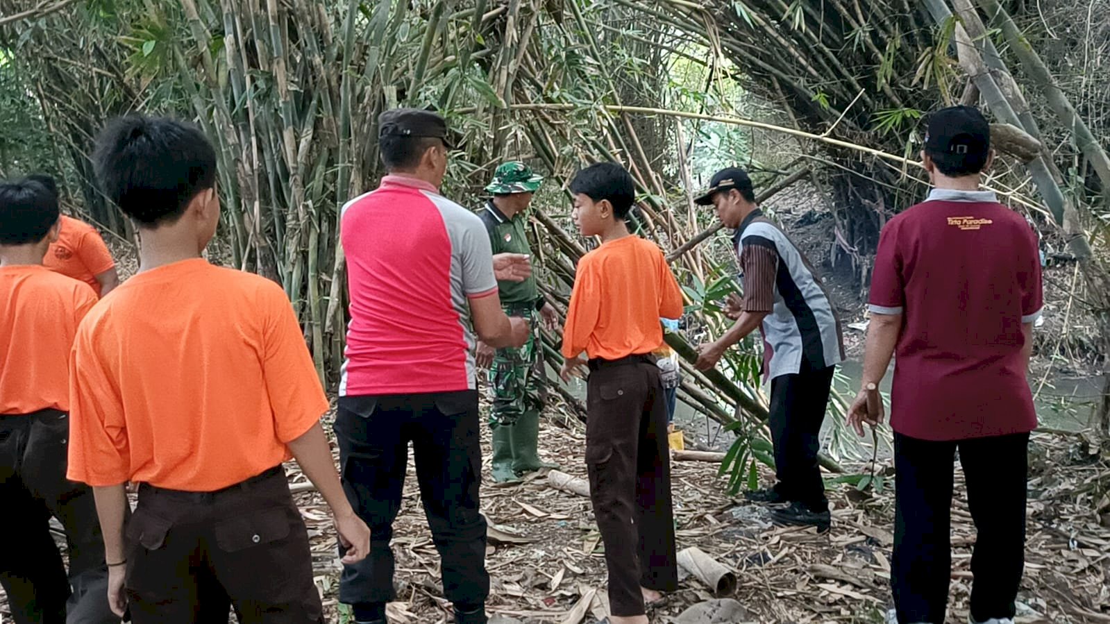 Aksi Bersih Sungai di Lingkungan Buper Tirta Mulya
