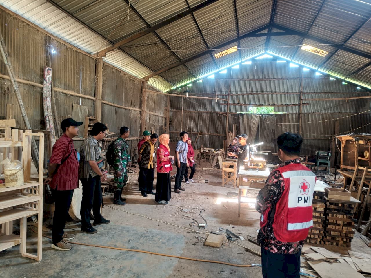 Pemberian bantuan dari PMI Kabupaten Klaten dan Pemerintah Desa Krajan kepada korban kebakaran di Desa Krajan