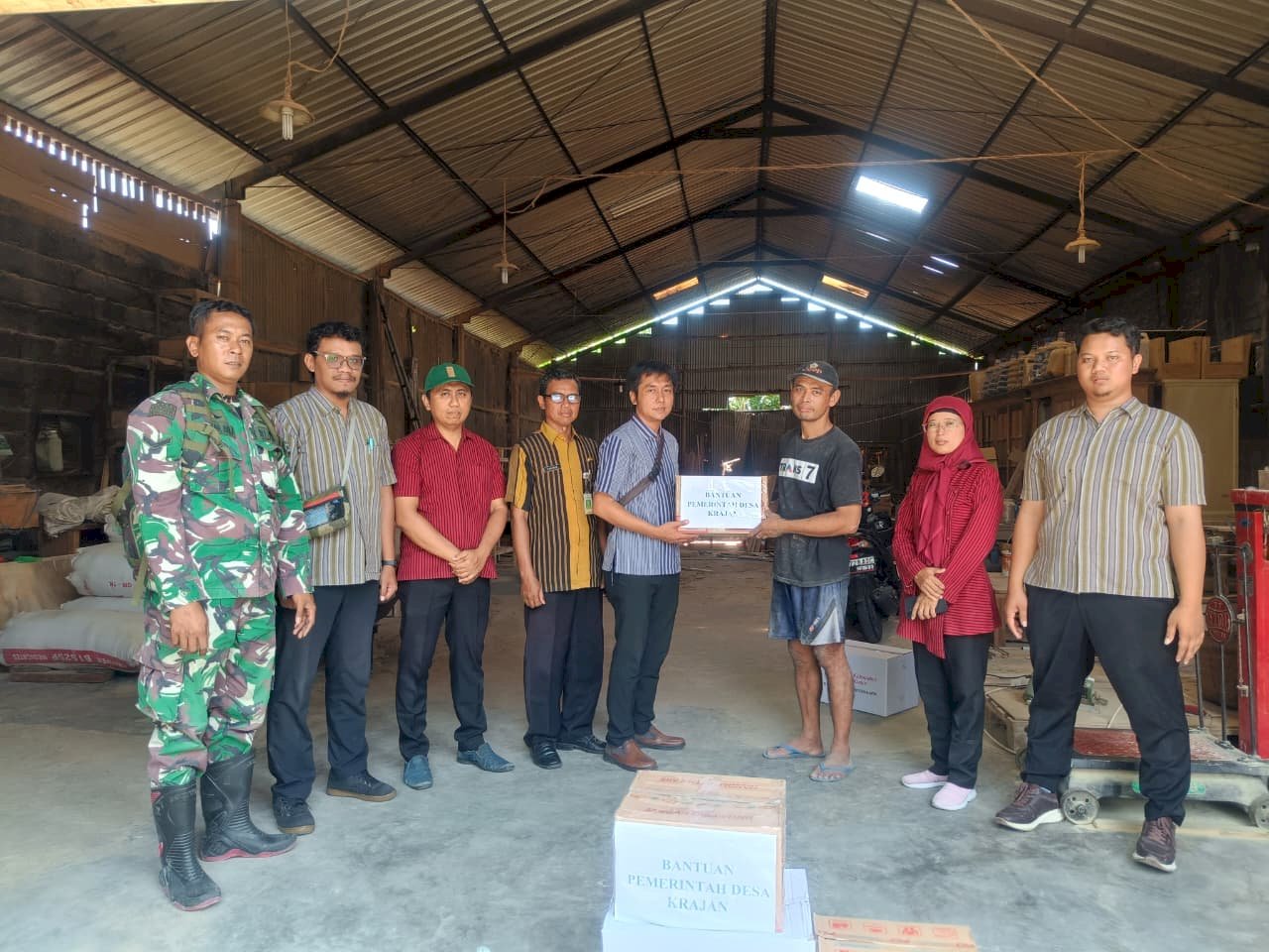 Pemberian bantuan dari PMI Kabupaten Klaten dan Pemerintah Desa Krajan kepada korban kebakaran di Desa Krajan